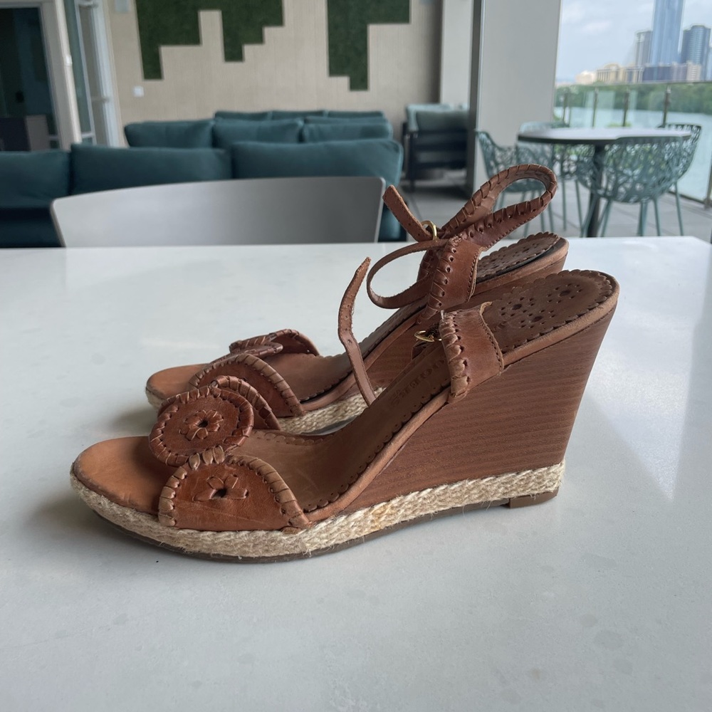 Worn once. Goes with any outfit and perfect for brunch or even a wedding!